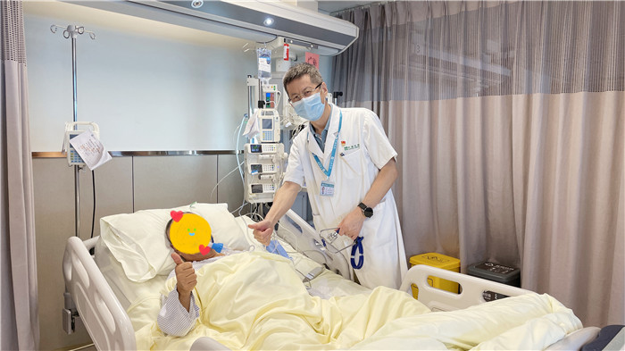 【铁路校友】【惊险】广东一高铁上男子心跳骤停！幸好……