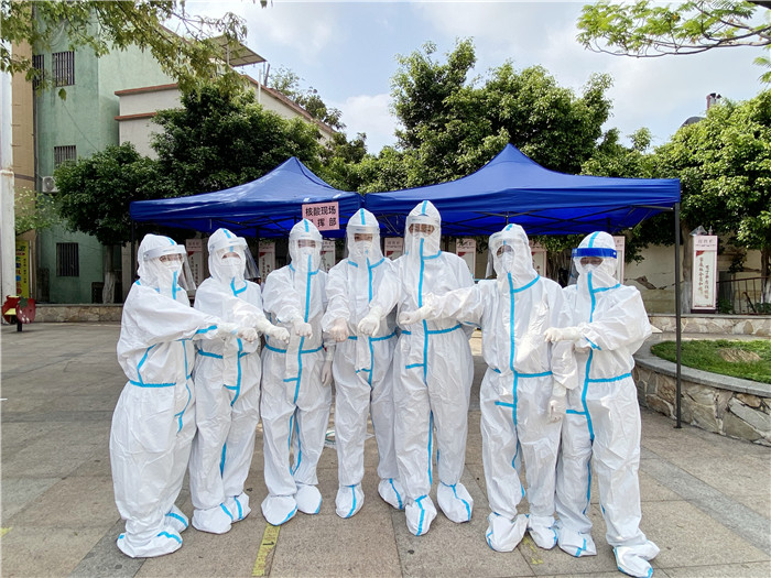 【中国新闻网】“疫”线出击 400名医护支援番禺大规模核酸检测