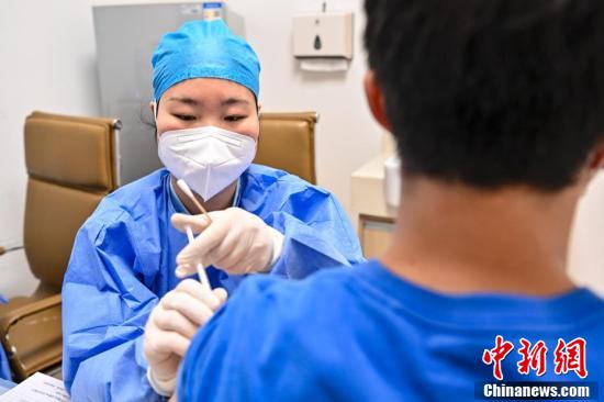 【中国新闻网】广州新冠疫苗团体接种工作有序进行