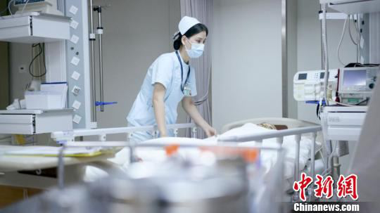 【北青网】通讯：急诊护士大雨中跪地抢救老人助其脱险