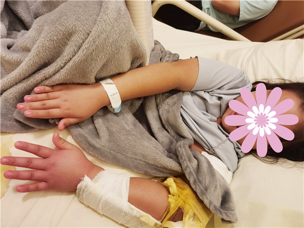 学舞蹈侧翻导致骨折！父母带她跨市求医……
