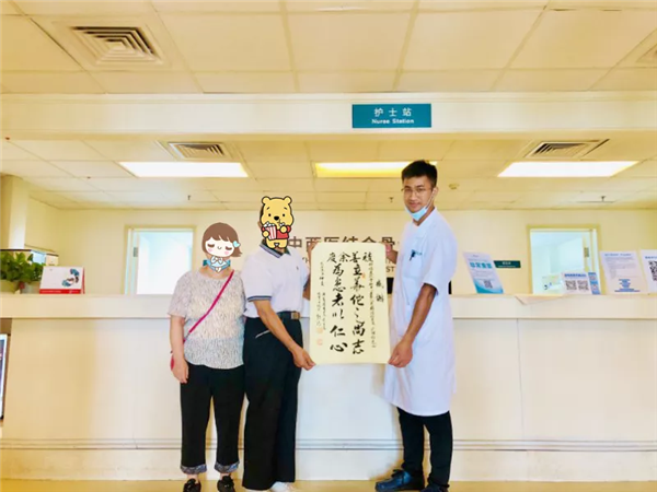 74岁老人膝盖终于不疼了，老伴墨宝赠骨科