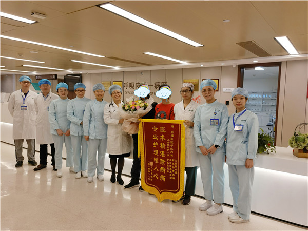 气胸久治不愈74岁老人放弃求生，其实只是小小引流管作怪