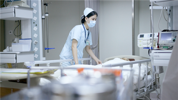 【信息时报】“最美急诊护士”台风天跪地抢救心梗老人