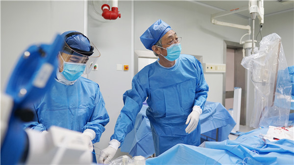 看“中国静脉介入大师”如何用一根针6分钟“烫死”肿瘤？！