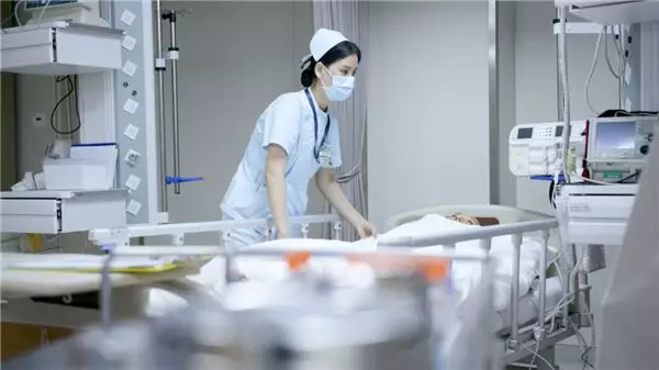 【番禺台】头条丨你救人的样子好美！台风天跪地抢救心梗老人，这位急诊护士刷爆番禺人朋友圈！更暖心的是…