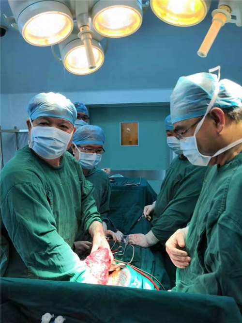 【网易健康】广州青年高考前发现胸内长巨瘤 ，医生联手已移除