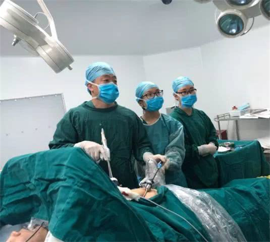 【腾讯】广东师奶坐车被安全带勒出肠破裂！医生：她吃太饱……